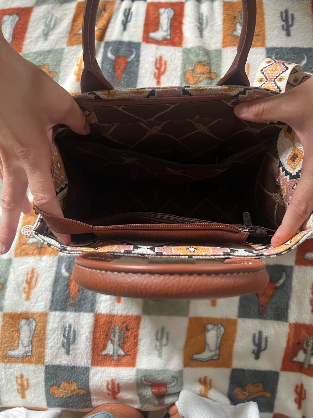 Wrangler Brown Cream & Tan Southwestern Tote with Leather Trim & Keychain Wallet - Picture 4 of 4